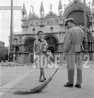 THE ACTRESS JEANNE MOREAU IN S. MARCO SQUARE - VENICE - 1959 - © ARCHIVIO Graziano Arici/Rosebud2  / ATTRICE / PIAZZA S. MARCO /