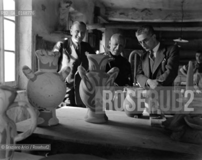 THE ARTIST PAINTER PABLO PICASSO , ON HIS LEFT RODOLFO PALLUCCHINI, HISTORIAN ART - PARIS - 1948 - © ARCHIVIO Graziano Arici/Rosebud2  / ARTE /
