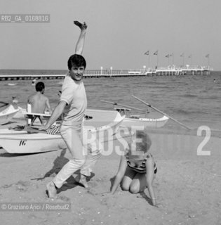 THE SINGER TONY RENIS IN VENICE LIDO BEACH - 1963 © ARCHIVIO Graziano Arici/Rosebud2  / MUSICA / POP ROCK
