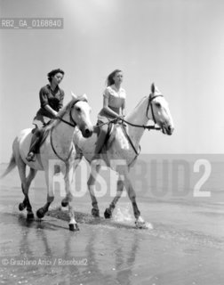 SONIA ROTELLI AND THE COUNTESS OF ROBILAND AT VENICE LIDO BEACH - 1951 © ARCHIVIO Graziano Arici/Rosebud2  / NOBILE.