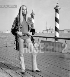 THE TOP MODEL VERUSKA IN VENICE   - 195?  © ARCHIVIO Graziano Arici/Rosebud2  / MODA / INDOSSATRICE