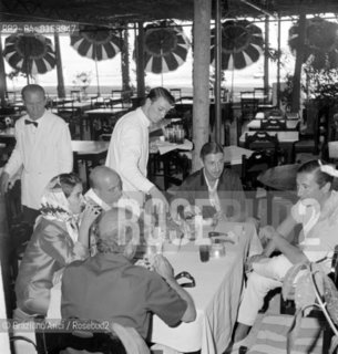 THE MARQUESS OF VILLAVERDE WITH DON YAIME DE MORA Y ARAGON. FROM LEFT : CARMENCITA FRANCO, ALFONSO SANCES, DON YAIME DE MORA, MARCHESE DI VILLAVERDE, IL SIG. ALFONSO FIERRO - 1962 © ARCHIVIO Graziano Arici/Rosebud2 