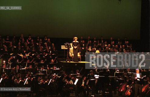 Nome: .GRAN TEATRO LA FENICE.Descrizione: .MUSICA CLASSICA / IL TEATRO IMMAGINARIO: BERLIOZ LEGGE SHAKESPEARE, GOETHE E NERVAL / VOCE RECITANTE : FANNY ARDANT / DIREZIONE : JEFFREY TATE .Credit: .Graziano Arici/Rosebud2/.Costo: .A.Nazione: .ITALIA.Cittˆ: .VENEZIA.Data: .2001.La cessione dei diritti di questa immagine si intende per quanto di nostra competenza. Non comprende invece le eventuali spese  relative a diritti che potranno essere richiesti dagli Enti o persone fisiche cui appartengono eventualmente i soggetti  ripresi. Tali costi, ove necessari, e lÕespletamento di qualsivoglia pratica di richiesta di concessione del permesso di pubblicazione sono esclusivamente a carico e a cura del soggetto acquirente di questa immagine.