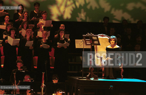 Nome: .GRAN TEATRO LA FENICE.Descrizione: .MUSICA CLASSICA / IL TEATRO IMMAGINARIO: BERLIOZ LEGGE SHAKESPEARE, GOETHE E NERVAL / VOCE RECITANTE : FANNY ARDANT / DIREZIONE : JEFFREY TATE .Credit: .Graziano Arici/Rosebud2/.Costo: .A.Nazione: .ITALIA.Cittˆ: .VENEZIA.Data: .2001.La cessione dei diritti di questa immagine si intende per quanto di nostra competenza. Non comprende invece le eventuali spese  relative a diritti che potranno essere richiesti dagli Enti o persone fisiche cui appartengono eventualmente i soggetti  ripresi. Tali costi, ove necessari, e lÕespletamento di qualsivoglia pratica di richiesta di concessione del permesso di pubblicazione sono esclusivamente a carico e a cura del soggetto acquirente di questa immagine.