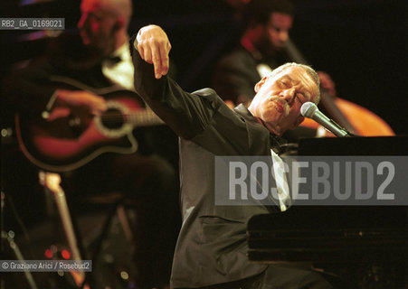 FONDAMENTA 14/17 GIUGNO 2001: CORPI - IL CANTANTE PAOLO CONTE IN CONCERTO A S.MARCO (VENEZIA) - ©Graziano Arici/Rosebud2
