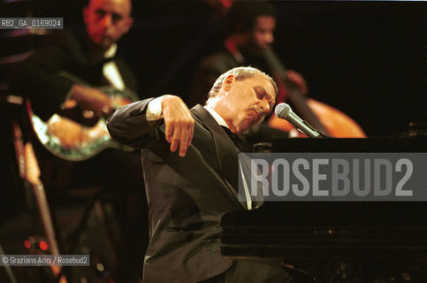 FONDAMENTA 14/17 GIUGNO 2001: CORPI - IL CANTANTE PAOLO CONTE IN CONCERTO A S.MARCO (VENEZIA) - ©Graziano Arici/Rosebud2