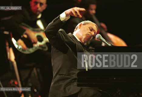 FONDAMENTA 14/17 GIUGNO 2001: CORPI - IL CANTANTE PAOLO CONTE IN CONCERTO A S.MARCO (VENEZIA) - ©Graziano Arici/Rosebud2