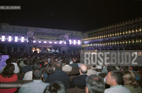 FONDAMENTA 14/17 GIUGNO 2001: CORPI - IL CANTANTE PAOLO CONTE IN CONCERTO A S.MARCO (VENEZIA) - ©Graziano Arici/Rosebud2