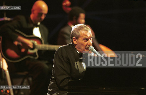 FONDAMENTA 14/17 GIUGNO 2001: CORPI - IL CANTANTE PAOLO CONTE IN CONCERTO A S.MARCO (VENEZIA) - ©Graziano Arici/Rosebud2