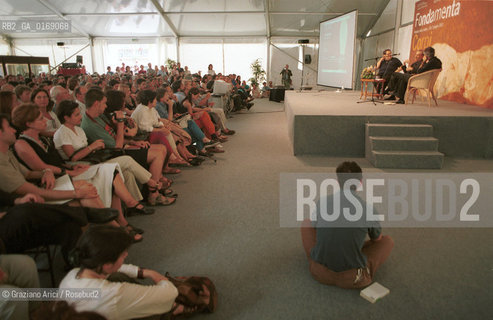 FONDAMENTA 14/17 GIUGNO 2001: CORPI - IL CANTANTE PAOLO CONTE CON VINCENZO MOLLICA E DANIELE DEL GIUDICE   - ©Graziano Arici/Rosebud2