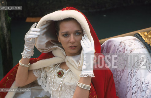 Nome: .GOLINO VALERIA.Descrizione: .CINEMA ATTRICE / GONDOLA  / CARNEVALE .Credit: .Graziano Arici/Rosebud2/.Costo: .A.Nazione: .ITALIA.Cittˆ: .VENEZIA.Data: .2001