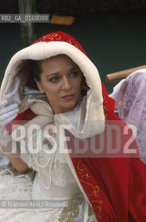 Nome: .GOLINO VALERIA.Descrizione: .CINEMA ATTRICE / GONDOLA  / CARNEVALE .Credit: .Graziano Arici/Rosebud2/.Costo: .A.Nazione: .ITALIA.Cittˆ: .VENEZIA.Data: .2001