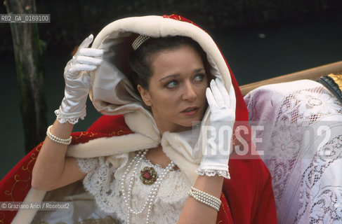 Nome: .GOLINO VALERIA.Descrizione: .CINEMA ATTRICE / GONDOLA  / CARNEVALE .Credit: .Graziano Arici/Rosebud2/.Costo: .A.Nazione: .ITALIA.Cittˆ: .VENEZIA.Data: .2001