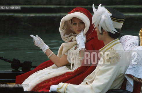 Nome: .GOLINO VALERIA.Descrizione: .CINEMA ATTRICE / GONDOLA  / CARNEVALE .Credit: .Graziano Arici/Rosebud2/.Costo: .A.Nazione: .ITALIA.Cittˆ: .VENEZIA.Data: .2001