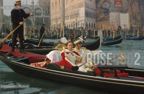 Nome: .GOLINO VALERIA.Descrizione: .CINEMA ATTRICE / GONDOLA  / CARNEVALE / SAN MARCO.Credit: .Graziano Arici/Rosebud2/.Costo: .A.Nazione: .ITALIA.Cittˆ: .VENEZIA.Data: .2001