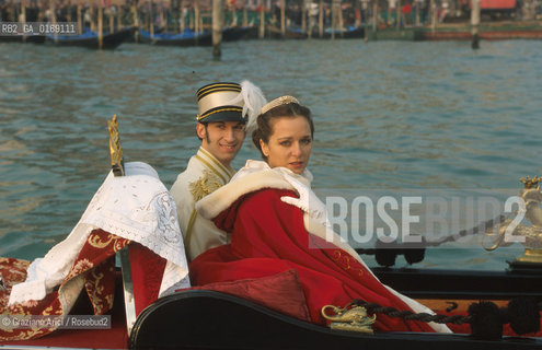 Nome: .GOLINO VALERIA.Descrizione: .CINEMA ATTRICE / GONDOLA  / CARNEVALE / SAN MARCO.Credit: .Graziano Arici/Rosebud2/.Costo: .A.Nazione: .ITALIA.Cittˆ: .VENEZIA.Data: .2001