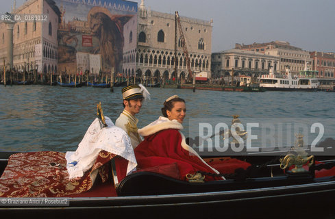 Nome: .GOLINO VALERIA.Descrizione: .CINEMA ATTRICE / GONDOLA  / CARNEVALE / SAN MARCO.Credit: .Graziano Arici/Rosebud2/.Costo: .A.Nazione: .ITALIA.Cittˆ: .VENEZIA.Data: .2001