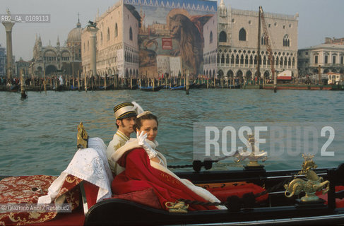 Nome: .GOLINO VALERIA.Descrizione: .CINEMA ATTRICE / GONDOLA  / CARNEVALE / SAN MARCO.Credit: .Graziano Arici/Rosebud2/.Costo: .A.Nazione: .ITALIA.Cittˆ: .VENEZIA.Data: .2001
