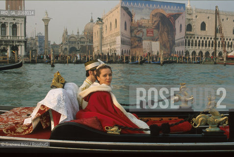 Nome: .GOLINO VALERIA.Descrizione: .CINEMA ATTRICE / GONDOLA  / CARNEVALE / SAN MARCO.Credit: .Graziano Arici/Rosebud2/.Costo: .A.Nazione: .ITALIA.Cittˆ: .VENEZIA.Data: .2001