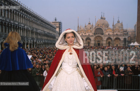 Nome: .GOLINO VALERIA.Descrizione: .CINEMA ATTRICE / GONDOLA  / CARNEVALE / SAN MARCO.Credit: .Graziano Arici/Rosebud2/.Costo: .A.Nazione: .ITALIA.Cittˆ: .VENEZIA.Data: .2001