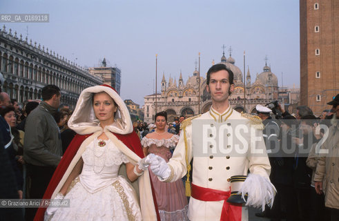 Nome: .GOLINO VALERIA.Descrizione: .CINEMA ATTRICE / GONDOLA  / CARNEVALE / SAN MARCO.Credit: .Graziano Arici/Rosebud2/.Costo: .A.Nazione: .ITALIA.Cittˆ: .VENEZIA.Data: .2001