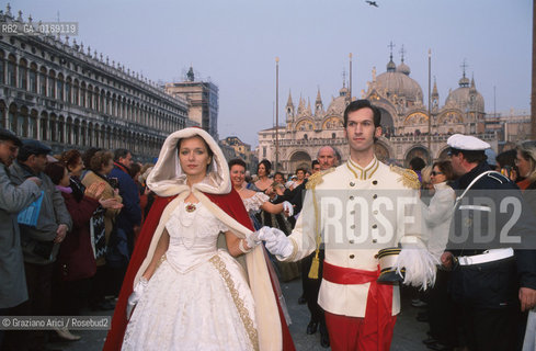 Nome: .GOLINO VALERIA.Descrizione: .CINEMA ATTRICE / GONDOLA  / CARNEVALE / SAN MARCO.Credit: .Graziano Arici/Rosebud2/.Costo: .A.Nazione: .ITALIA.Cittˆ: .VENEZIA.Data: .2001