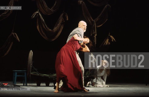 Nome: .OTELLO DI WILLIAM SHAKESPEARE.REGIA DI EIMUNTAS NEKROSIUS.Descrizione: .TEATRO / BIENNALE TEATRO  SHAKESPEARE & SHAKESPEARE / AL TEATRO GOLDONI.Credit: .Graziano Arici/Rosebud2 Costo: .A.Nazione: .ITALIA.Cittˆ: ..Data: .2001