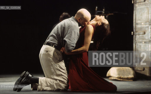 Nome: .OTELLO DI WILLIAM SHAKESPEARE.REGIA DI EIMUNTAS NEKROSIUS.Descrizione: .TEATRO / BIENNALE TEATRO  SHAKESPEARE & SHAKESPEARE / AL TEATRO GOLDONI.Credit: .Graziano Arici/Rosebud2 Costo: .A.Nazione: .ITALIA.Cittˆ: ..Data: .2001