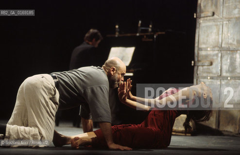 Nome: .OTELLO DI WILLIAM SHAKESPEARE.REGIA DI EIMUNTAS NEKROSIUS.Descrizione: .TEATRO / BIENNALE TEATRO  SHAKESPEARE & SHAKESPEARE / AL TEATRO GOLDONI.Credit: .Graziano Arici/Rosebud2 Costo: .A.Nazione: .ITALIA.Cittˆ: ..Data: .2001
