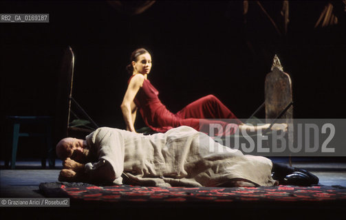 Nome: .OTELLO DI WILLIAM SHAKESPEARE.REGIA DI EIMUNTAS NEKROSIUS.Descrizione: .TEATRO / BIENNALE TEATRO  SHAKESPEARE & SHAKESPEARE / AL TEATRO GOLDONI.Credit: .Graziano Arici/Rosebud2 Costo: .A.Nazione: .ITALIA.Cittˆ: ..Data: .2001,