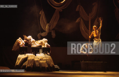 Nome: .OTELLO DI WILLIAM SHAKESPEARE.REGIA DI EIMUNTAS NEKROSIUS.Descrizione: .TEATRO / BIENNALE TEATRO  SHAKESPEARE & SHAKESPEARE / AL TEATRO GOLDONI.Credit: .Graziano Arici/Rosebud2 Costo: .A.Nazione: .ITALIA.Cittˆ: ..Data: .2001