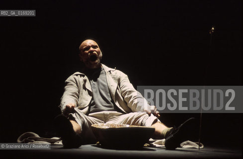 Nome: .OTELLO DI WILLIAM SHAKESPEARE.REGIA DI EIMUNTAS NEKROSIUS.Descrizione: .TEATRO / BIENNALE TEATRO  SHAKESPEARE & SHAKESPEARE / AL TEATRO GOLDONI.Credit: .Graziano Arici/Rosebud2 Costo: .A.Nazione: .ITALIA.Cittˆ: ..Data: .2001