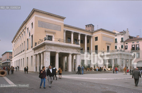 Caption: Localizzazione:.PADOVA.Oggetto:.CAFFE PEDROCCHI.Soggetto:.ESTERNI.Cronologia: .XIX SEC..Definizione Culturale:.   Autore: .GIUSEPPE JAPPELLI .   Stile:.NEOCLASSICO.   Editori/Stampatori:.   Committenza:.ANTONIO PEDROCCHI.Materia e Tecnica:.Collocazione:.Note:.MONUMENTALE CAFFE STORICO.Riproduzione Fotografica:.Graziano Arici/Rosebud2 Copyright:.Graziano Arici/Rosebud2 Data:.1998.Costo:.A