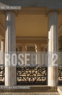 Caption: Localizzazione:.PADOVA.Oggetto:.CAFFE PEDROCCHI.Soggetto:.ESTERNI COLONNE.Cronologia: .XIX SEC..Definizione Culturale:.   Autore: .GIUSEPPE JAPPELLI .   Stile:.NEOCLASSICO.   Editori/Stampatori:.   Committenza:.ANTONIO PEDROCCHI.Materia e Tecnica:.Collocazione:.Note:.MONUMENTALE CAFFE STORICO.Riproduzione Fotografica:.Graziano Arici/Rosebud2 Copyright:.Graziano Arici/Rosebud2 Data:.1998.Costo:.A