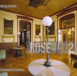 Caption: Localizzazione:.PADOVA.Oggetto:.CAFFE PEDROCCHI.Soggetto:.SALA POMPEIANA LAMPADA.Cronologia: .XIX SEC..Definizione Culturale:.   Autore: .GIUSEPPE JAPPELLI .   Stile:.NEOCLASSICO.   Editori/Stampatori:.   Committenza:.ANTONIO PEDROCCHI.Materia e Tecnica:.Collocazione:.Note:.MONUMENTALE CAFFE STORICO.Riproduzione Fotografica:.Graziano Arici/Rosebud2 Copyright:.Graziano Arici/Rosebud2 Data:.1998.Costo:.A
