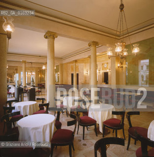 Caption: Localizzazione:.PADOVA.Oggetto:.CAFFE PEDROCCHI.Soggetto:.SALA ROSSA.Cronologia: .XIX SEC..Definizione Culturale:.   Autore: .GIUSEPPE JAPPELLI .   Stile:.NEOCLASSICO.   Editori/Stampatori:.   Committenza:.ANTONIO PEDROCCHI.Materia e Tecnica:.Collocazione:.Note:.MONUMENTALE CAFFE STORICO.Riproduzione Fotografica:.Graziano Arici/Rosebud2 Copyright:.Graziano Arici/Rosebud2 Data:.1998.Costo:.A
