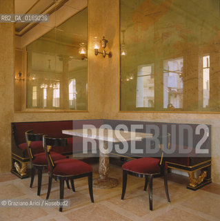 Caption: Localizzazione:.PADOVA.Oggetto:.CAFFE PEDROCCHI.Soggetto:.SALA ROSSA ARREDO.Cronologia: .XIX SEC..Definizione Culturale:.   Autore: .GIUSEPPE JAPPELLI .   Stile:.NEOCLASSICO.   Editori/Stampatori:.   Committenza:.ANTONIO PEDROCCHI.Materia e Tecnica:.Collocazione:.Note:.MONUMENTALE CAFFE STORICO.Riproduzione Fotografica:.Graziano Arici/Rosebud2 Copyright:.Graziano Arici/Rosebud2 Data:.1998.Costo:.A