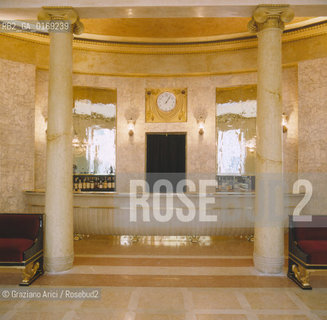 Caption: Localizzazione:.PADOVA.Oggetto:.CAFFE PEDROCCHI.Soggetto:.SALA ROSSA BANCONE.Cronologia: .XIX SEC..Definizione Culturale:.   Autore: .GIUSEPPE JAPPELLI .   Stile:.ENOCLASSICO.   Editori/Stampatori:.   Committenza:.ANTONIO PEDROCCHI.Materia e Tecnica:.Collocazione:.Note:.MONUMENTALE CAFFE STORICO.Riproduzione Fotografica:.Graziano Arici/Rosebud2 Copyright:.Graziano Arici/Rosebud2 Data:.1998.Costo:.A