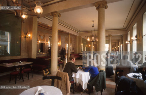 Caption: Localizzazione:.PADOVA.Oggetto:.CAFFE PEDROCCHI.Soggetto:.SALA ROSSA.Cronologia: .XIX SEC..Definizione Culturale:.   Autore: .GIUSEPPE JAPPELLI .   Stile:.NEOCLASSICO.   Editori/Stampatori:.   Committenza:.ANTONIO PEDROCCHI.Materia e Tecnica:.Collocazione:.Note:.MONUMENTALE CAFFE STORICO.Riproduzione Fotografica:.Graziano Arici/Rosebud2 Copyright:.Graziano Arici/Rosebud2 Data:.1998.Costo:.A