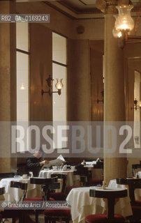 Caption: Localizzazione:.PADOVA.Oggetto:.CAFFE PEDROCCHI.Soggetto:.SALA ROSSA.Cronologia: .XIX SEC..Definizione Culturale:.   Autore: .GIUSEPPE JAPPELLI .   Stile:.NEOCLASSICO.   Editori/Stampatori:.   Committenza:.ANTONIO PEDROCCHI.Materia e Tecnica:.Collocazione:.Note:.MONUMENTALE CAFFE STORICO.Riproduzione Fotografica:.Graziano Arici/Rosebud2 Copyright:.Graziano Arici/Rosebud2 Data:.1998.Costo:.A