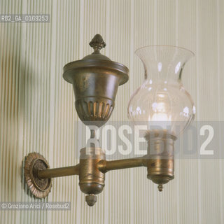 Caption: Localizzazione:.PADOVA.Oggetto:.CAFFE PEDROCCHI.Soggetto:.SALA VERDE ARREDO LAMPADA.Cronologia: .XIX SEC..Definizione Culturale:.   Autore: .GIUSEPPE JAPPELLI .   Stile:.NEOCLASSICO.   Editori/Stampatori:.   Committenza:.ANTONIO PEDROCCHI.Materia e Tecnica:.Collocazione:.Note:.MONUMENTALE CAFFE STORICO.Riproduzione Fotografica:.Graziano Arici/Rosebud2 Copyright:.Graziano Arici/Rosebud2 Data:.1998.Costo:.A