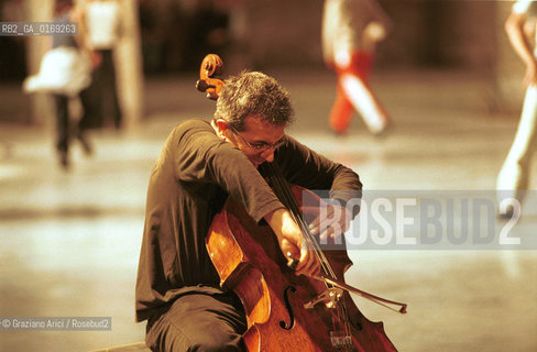 IL VIOLONCELLISTA E COMPOSITORE CONTEMPORANEO GIOVANNI SOLLIMA - 2001- ©Graziano Arici/Rosebud2 / MUSCICA CLASSICA / CONTEMPORANEA / VIOLONCELLO