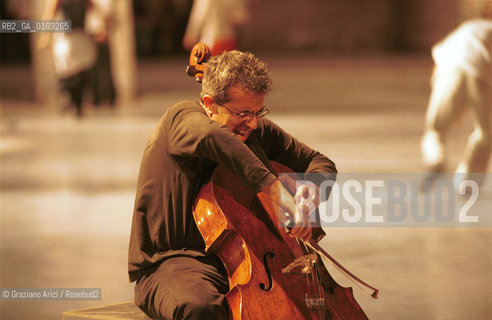 IL VIOLONCELLISTA E COMPOSITORE CONTEMPORANEO GIOVANNI SOLLIMA - 2001- ©Graziano Arici/Rosebud2 / MUSCICA CLASSICA / CONTEMPORANEA / VIOLONCELLO