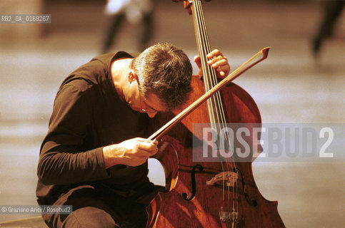 IL VIOLONCELLISTA E COMPOSITORE CONTEMPORANEO GIOVANNI SOLLIMA - 2001- ©Graziano Arici/Rosebud2 / MUSCICA CLASSICA / CONTEMPORANEA / VIOLONCELLO