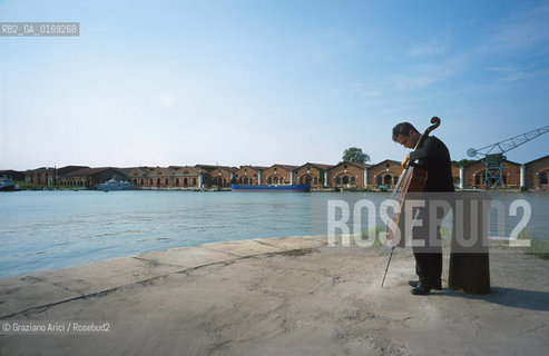 IL VIOLONCELLISTA E COMPOSITORE CONTEMPORANEO GIOVANNI SOLLIMA - 2001- ©Graziano Arici/Rosebud2 / MUSCICA CLASSICA / CONTEMPORANEA / VIOLONCELLO