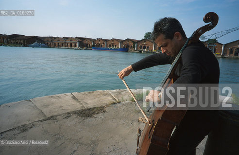 IL VIOLONCELLISTA E COMPOSITORE CONTEMPORANEO GIOVANNI SOLLIMA - 2001- ©Graziano Arici/Rosebud2 / MUSCICA CLASSICA / CONTEMPORANEA / VIOLONCELLO