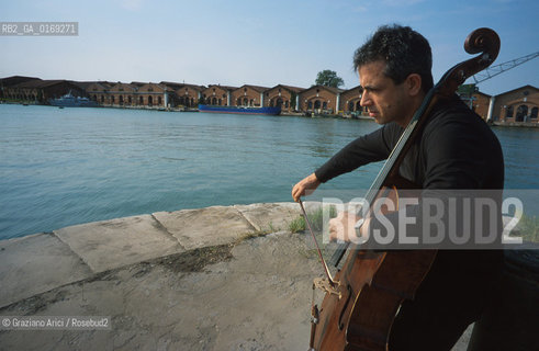 IL VIOLONCELLISTA E COMPOSITORE CONTEMPORANEO GIOVANNI SOLLIMA - 2001- ©Graziano Arici/Rosebud2 / MUSCICA CLASSICA / CONTEMPORANEA / VIOLONCELLO