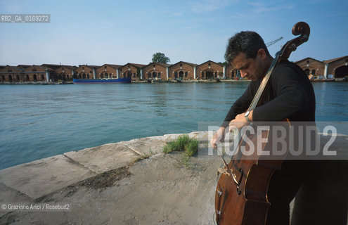 IL VIOLONCELLISTA E COMPOSITORE CONTEMPORANEO GIOVANNI SOLLIMA - 2001- ©Graziano Arici/Rosebud2 / MUSCICA CLASSICA / CONTEMPORANEA / VIOLONCELLO