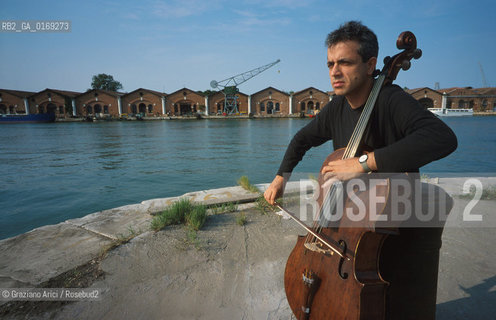 IL VIOLONCELLISTA E COMPOSITORE CONTEMPORANEO GIOVANNI SOLLIMA - 2001- ©Graziano Arici/Rosebud2 / MUSCICA CLASSICA / CONTEMPORANEA / VIOLONCELLO