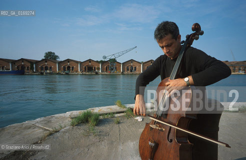 IL VIOLONCELLISTA E COMPOSITORE CONTEMPORANEO GIOVANNI SOLLIMA - 2001- ©Graziano Arici/Rosebud2 / MUSCICA CLASSICA / CONTEMPORANEA / VIOLONCELLO
